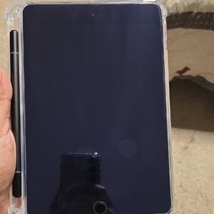 Apple Ipad Mini 4 With Case